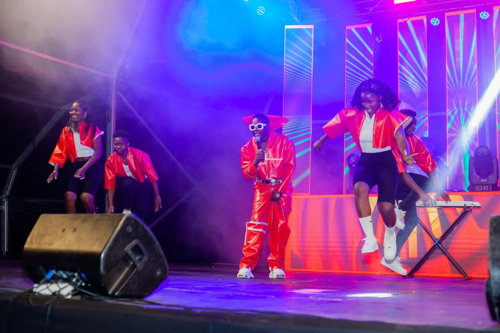 Artista e bailarinos num espectáculo cultural